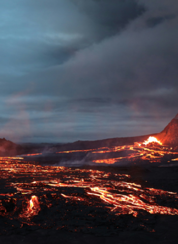 冰島火山再度爆發:一年內第六次噴發,熔岩延伸4公里,當局撤離4,000人