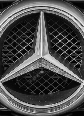 歐洲汽車業大震盪!賓士車標製造商破產,電動車轉型危機爆發