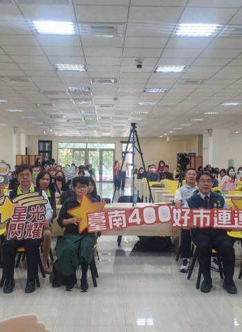 臺南市集突破7000顆星，黃偉哲贈獎領喊：「臺南400、好市連連」！