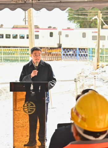 行政院長卓榮泰視察臺鐵西小清水溪橋修復工程,花蓮安全回家路提前開通