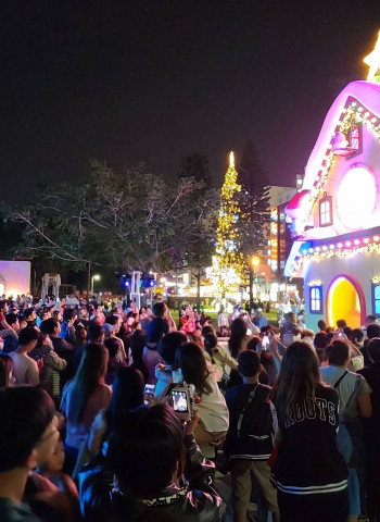 屏東「路沖」聖誕童話屋湧看屋人潮　網友爆笑留言買房送聖誕老公公