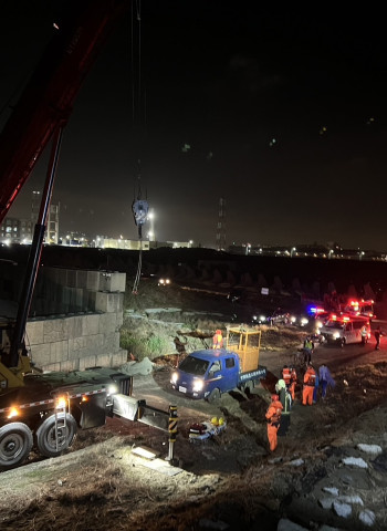 惡劣海象油輪擱淺 海巡機智調度吊車救援