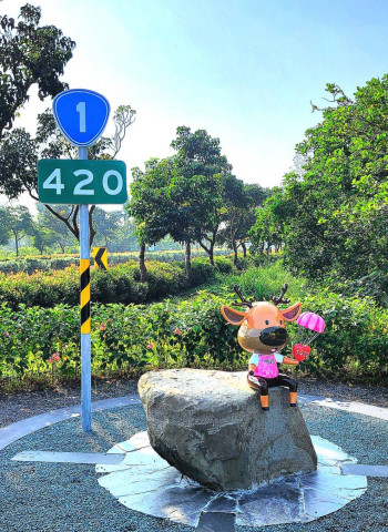 公路局全臺第12隻「幸福小鹿」公仔集起來