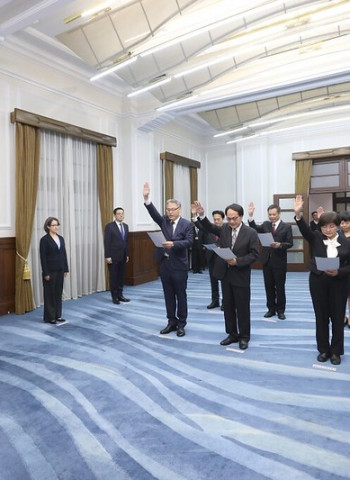 總統賴清德主持新任行政院政務人員及駐外大使宣誓典禮