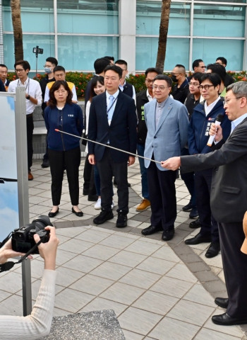 行政院長卓榮泰視察高雄小港機場新航廈建設,要求2032年完成第一期工程