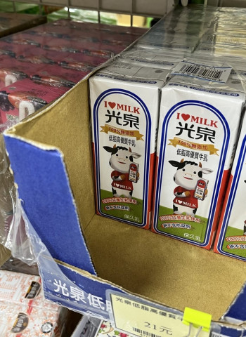 志工家長協力配送 已喝到第一次鮮奶學校約達採購校數7成