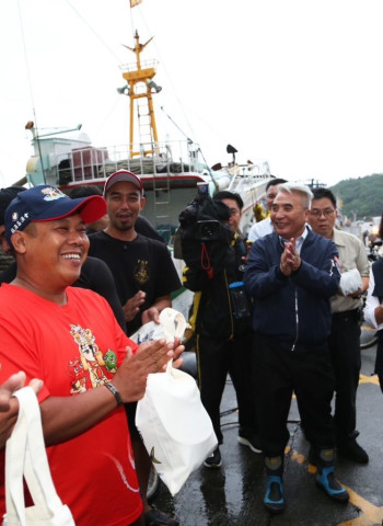 強颱「康芮」暴風圈預計晚間11時觸陸 農業部長陳駿季視察南方澳漁港