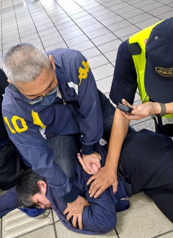 臺北捷運捷運驚傳砍人事件！板南線新埔站2人受傷，行凶女遭熱心乘客制服並逮捕