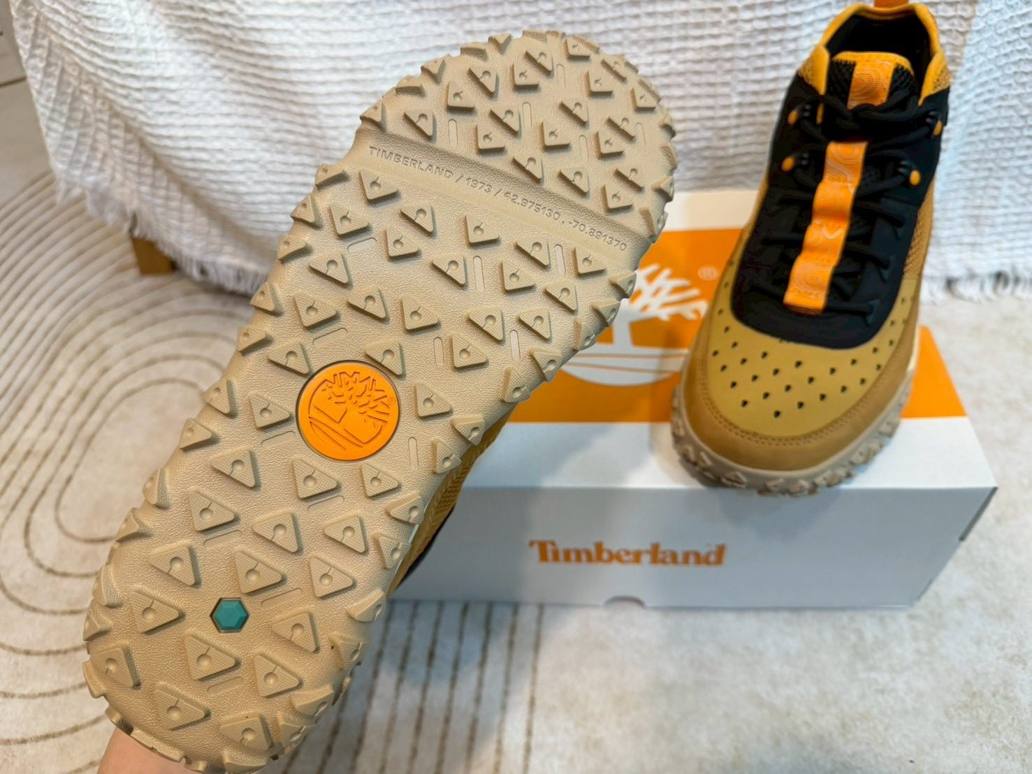 最頂機能鞋是它 上班族猛讚久走不累「雨天超防水」全網讚：穿過回不去