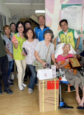 樂活集團長照第一品牌 旗下樂活屋百歲人瑞歡喜過重陽