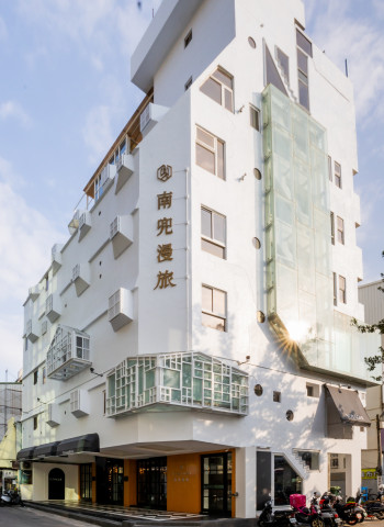 臺南西市場2024臺灣設計展開跑，位處國華商圈的南兜漫旅提供便捷住宿優惠！