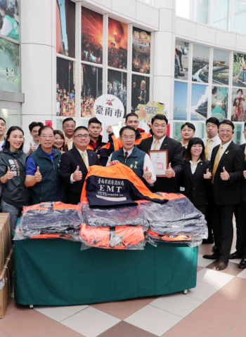 感謝永慶房產集團捐南市救護外套 挺消防人員安全