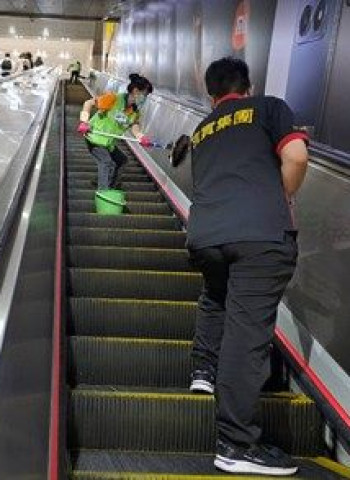 旅客在捷運電扶梯上便溺 臺北捷運公司依法裁罰並求償清潔費用