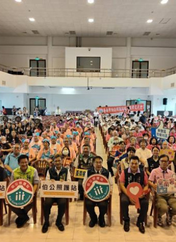 臺南市市長黃偉哲出席伯公照護站成果交流會,感謝各界攜手推廣客家文化與長者福利!