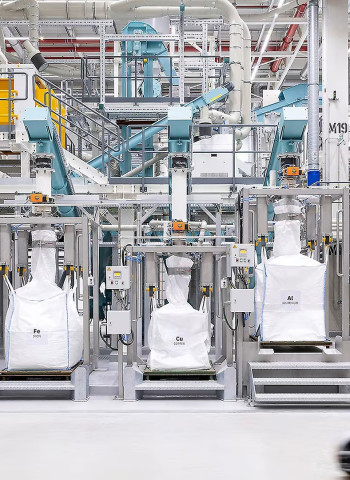 梅賽德斯-賓士於德國啟動首座電池回收工廠,推動綠色循環經濟