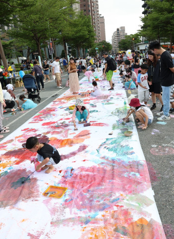 高雄萬聖節活動熱鬧非凡 小朋友創意塗鴉留下美好回憶