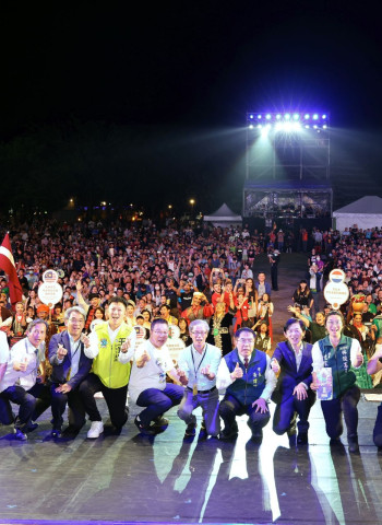 黃偉哲感謝神明保庇臺南平安 颱風過後觀賞臺南四百年度大戲「風調雨順」