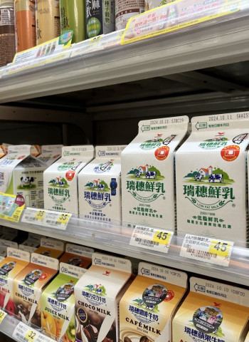 「班班有鮮奶」僅約4成學校完成採購 教育部研議發放「鮮乳券」 農業部評估納羊奶