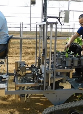 移植葉菜免彎腰、設施栽培也可用！新一代履帶式電動移植機開發