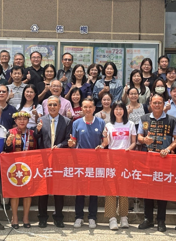 愛爾麗醫療集團總裁常如山關懷偏鄉教育 慨捐5台復康巴士與200萬元助學金到屏東美和科大