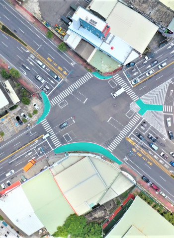 南市交通局針對麻豆區興國路口實施標誌標線改造 降低車流擁堵與提高行人安全