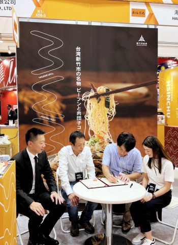米粉、摃丸首度挺進日本關西食品展 竹市代理市長邱臣遠:推動產業國際化,讓世界看見竹市特產!