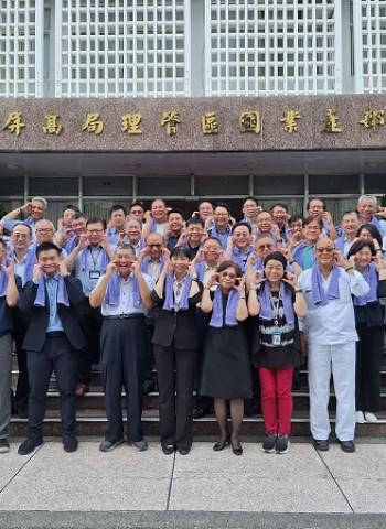 園管局高屏分局辦創新茶會 400人快閃排局徽迎週年