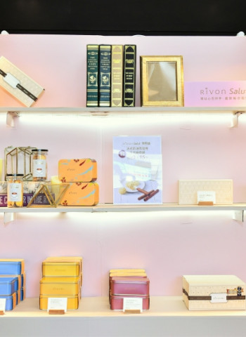 期間限定!RIVON禮坊快閃店打卡免費贈法式奶油雪茄捲二入組 消費滿額贈限量洛可可熊