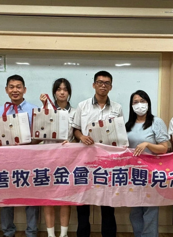 南市議員蔡麗青與台南大學附中師生手作月餅送愛育幼院
