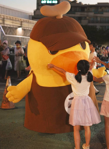 臺南夜奇鴨現身花園夜市 臺南市府舉辦行銷活動與市民同樂加碼發送銅板券