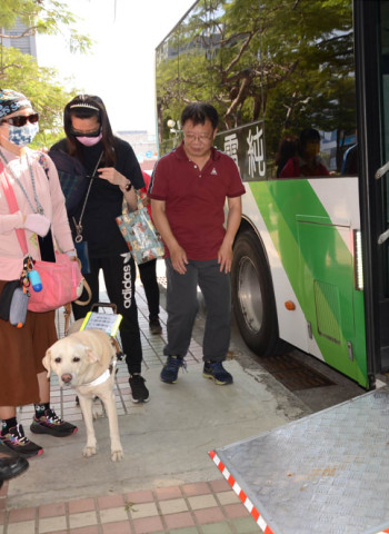 南市推動無障礙生活　黃偉哲盼強化跨局處合作及公私協力