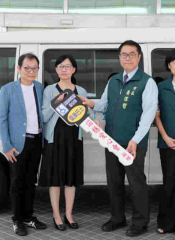 諾穩愛心會捐贈復康巴士 黃偉哲感謝攜手打造友善城市