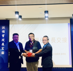 中正大學企管系系友會第15屆會員大會圓滿落幕，新舊任會長交接完成，第15屆會長謝明信交棒第16屆會長張鈞棓，由系主任黃正魁監交，展現世代傳承與系友交流能量