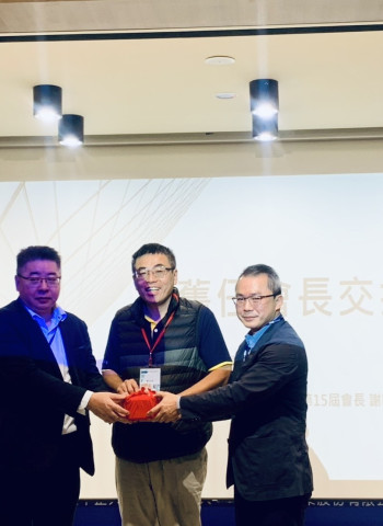 中正大學企管系系友會第15屆會員大會圓滿落幕，會長謝明信交棒新任張鈞棓會長，由系主任黃正魁監交，展現世代傳承與系友交流能量