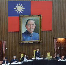 立院三讀停砍公立學校教職員年金　退休所得替代率自113年起不再逐年下修  年金改革制度調整確立