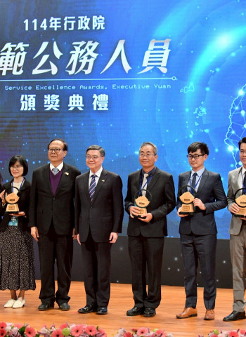 行政院長卓榮泰親自頒發114年行政院模範公務人員獎　強調公務員以服務國人為志業，推動AI與智慧公共服務再升級