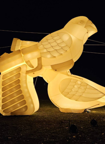 2025臺南新營波光節大型雞蛋糕現身，水幕投影唯美上演，光影奇蹟震撼全城！