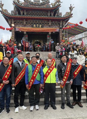 澎湖縣湖東聖帝廟王船出巡遶境,陳光復縣長點燃馬炮祈求護佑地方平安