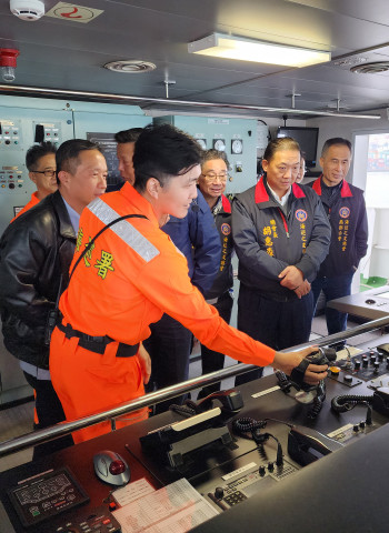 海巡之友總會送暖！胡惠森總會長慰勉南部海巡單位
