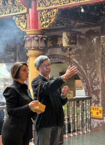 臺南觀光亮相國際!黃偉哲市長親迎美國艾美獎旅遊節目Bare Feet團隊拍攝府城魅力