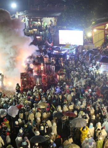 2025元宵鹽水蜂炮遇雨仍熱情不減，黃偉哲市長呼籲安全並祈願蛇年平安健康