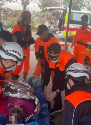 海巡人員緊急救援 落海民眾即時脫險