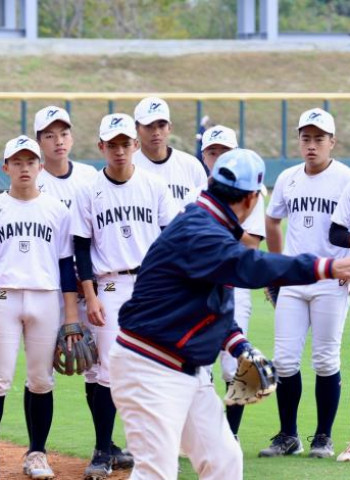 韓國樂天巨人滿意亞太國際棒球訓練中心環境 黃偉哲樂見巨人隊指導臺南三級棒球球員