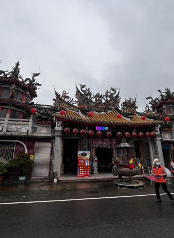 臺南市文化局13日現勘下茄苳旌忠廟震損狀況，緊急加固並加裝防護網展開搶修