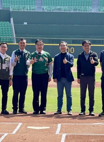 臺南亞太主球場首度開放球迷體驗 市長黃偉哲開球引領8場臺韓交流賽