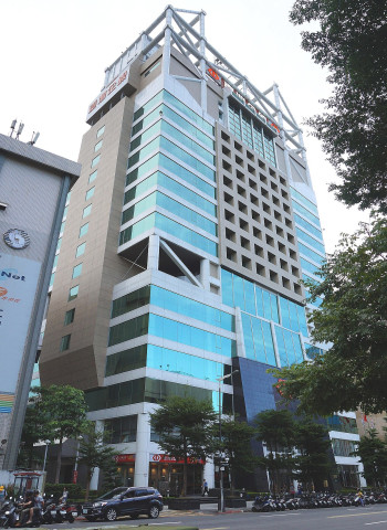 台企銀董座劉佩真涉案 50萬交保 丈夫竟是前主計長朱澤民