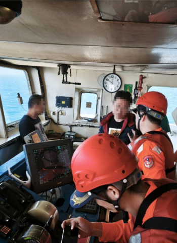 蒙古籍「寶順」號貨輪進高雄港錨泊區整補  海巡登船檢查全程監控