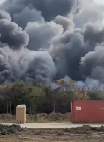 快訊！臺南柳營廢塑膠紡織工廠大火！2年內第3次失火，消防局出動23車51人緊急搶救