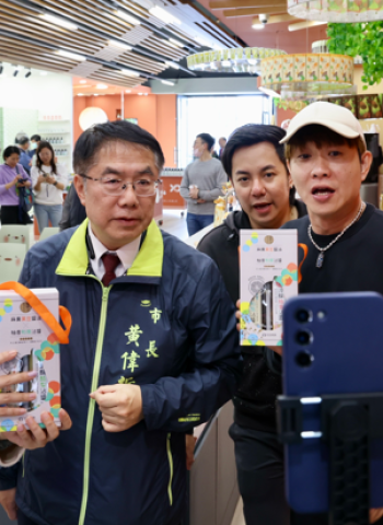 臺南市長黃偉哲攜手新加坡網紅直播推銷農特產品 10分鐘內產品全部售罄