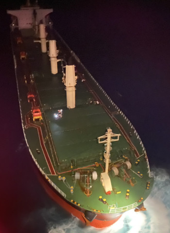 海巡艦艇怒海救援!「PANORIA」貨輪失火 4傷員吊送就醫 其餘人員戒護中